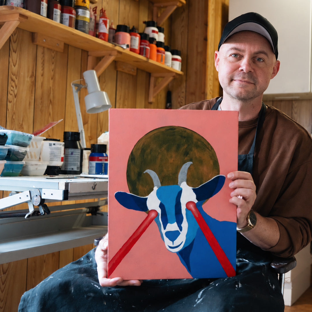 Esben Pretzmann med kunstværkeyt af Superged - årets kunstplakat 2025 for Folkekirkens Nødhjælps gedeprojekter.