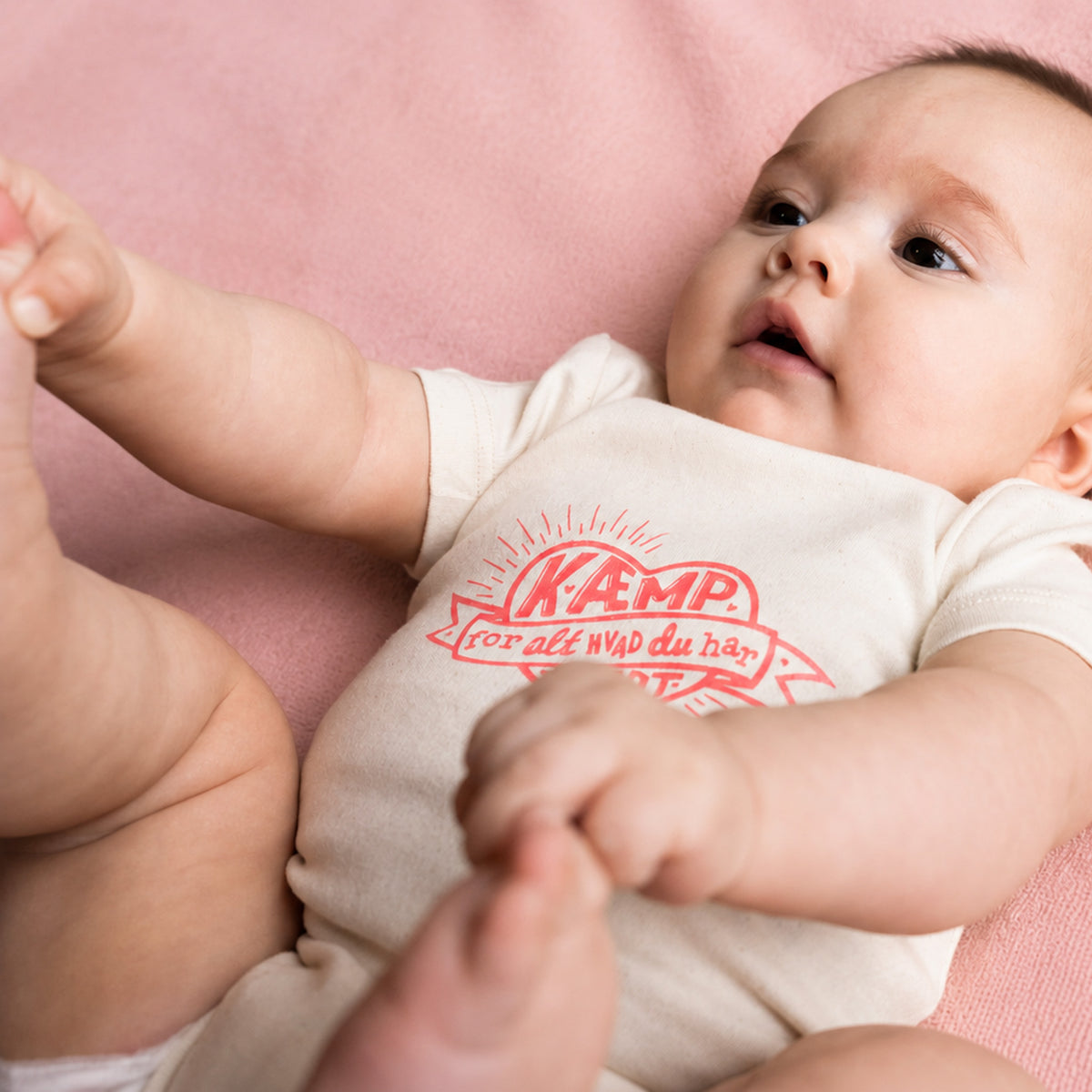 Kæmp for alt hvad du har Kært – Babybody fra Folkekirkens Nødhjælp