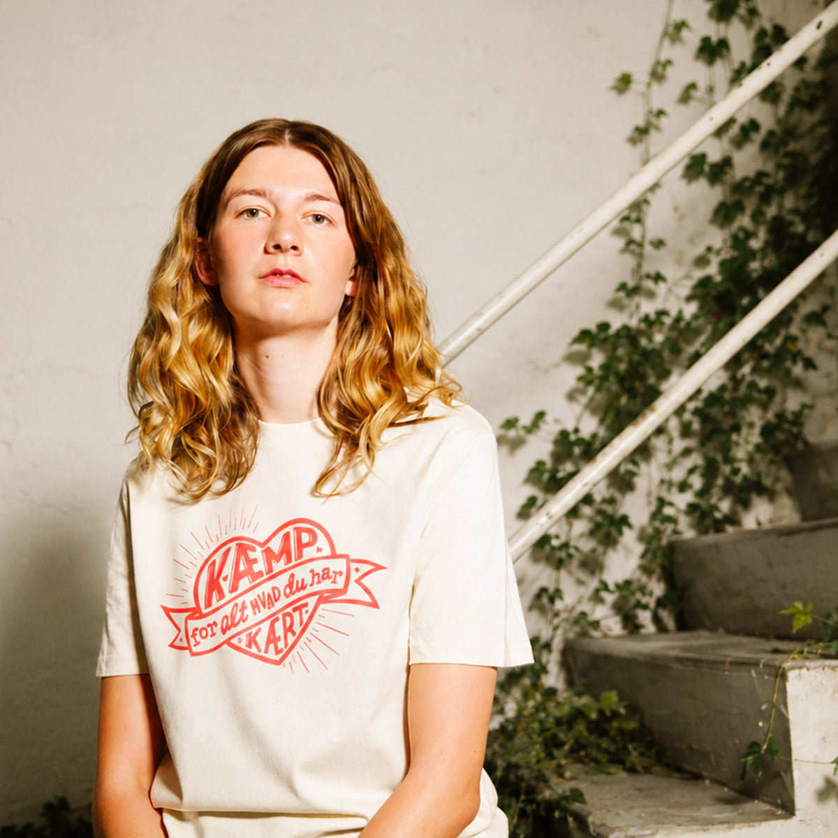 Kæmp for alt hvad du har Kært – Ung kvinde i t-shirt fra Folkekirkens Nødhjælp