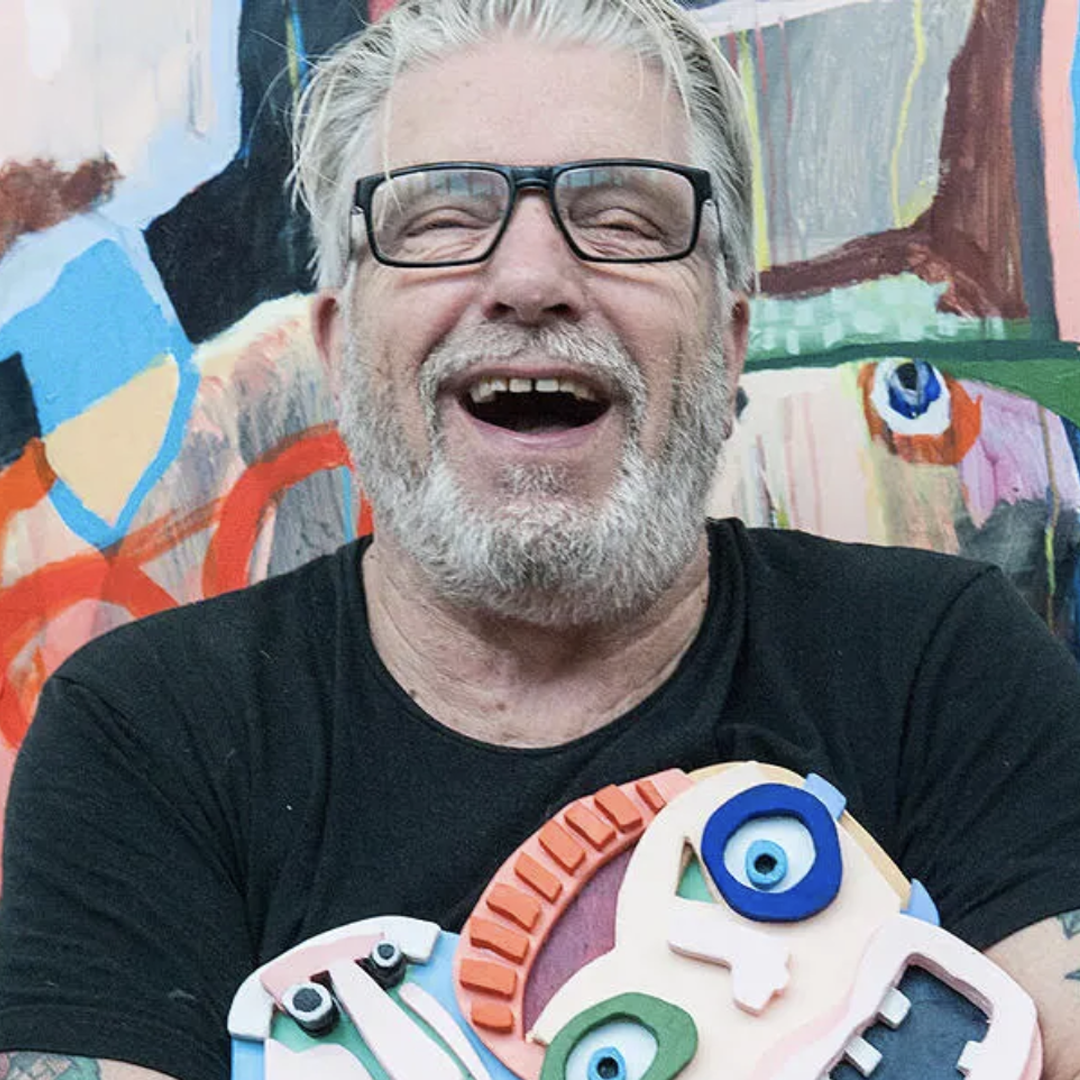 Leif sylvester foran sine værker - årets kunstplakat 2019 for Folkeirkens Nødhjælps gedeprojekt.