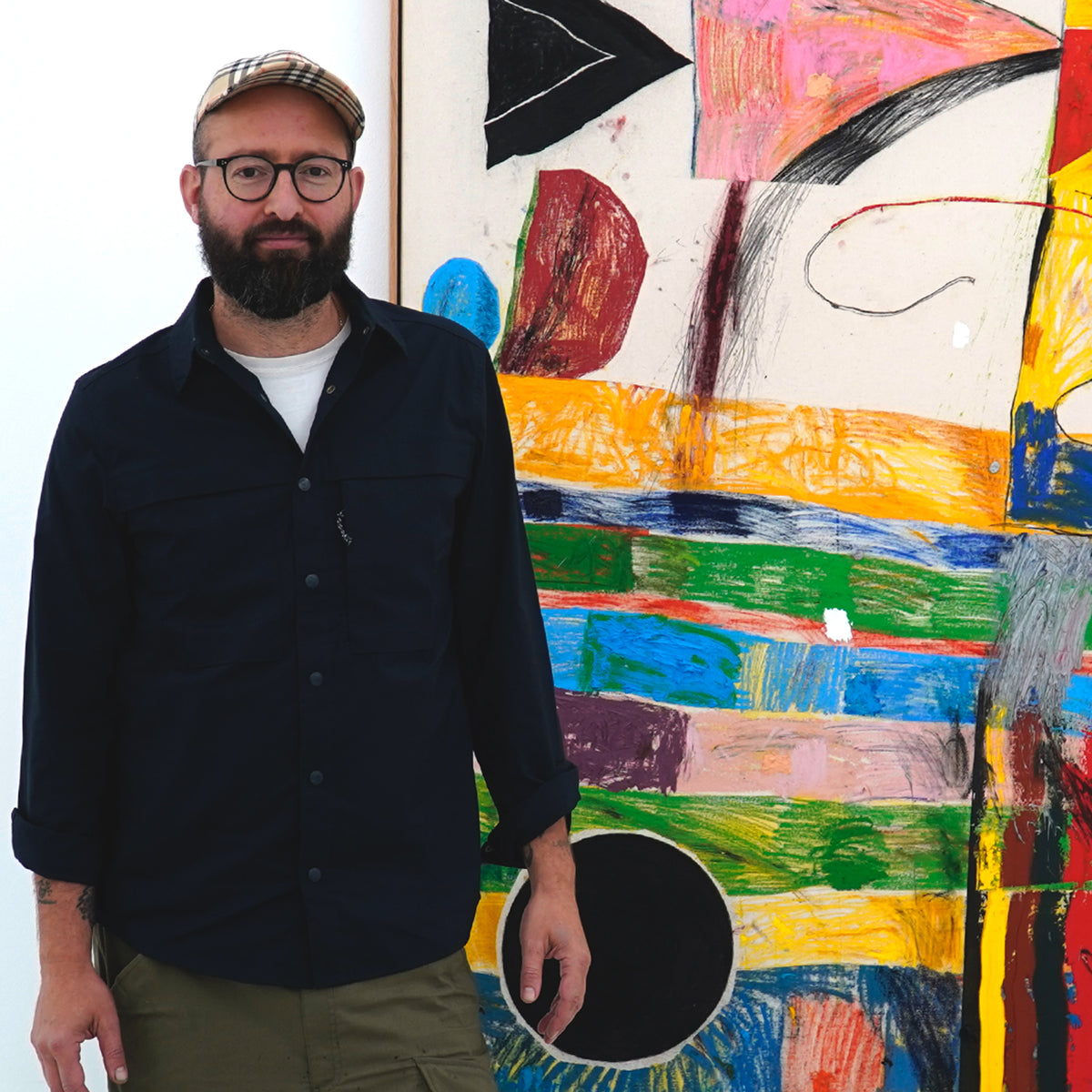 Sune Christiansen foran værket Højt Gærde , årets kunstplakat for Folkekirkens Nødhjælp.