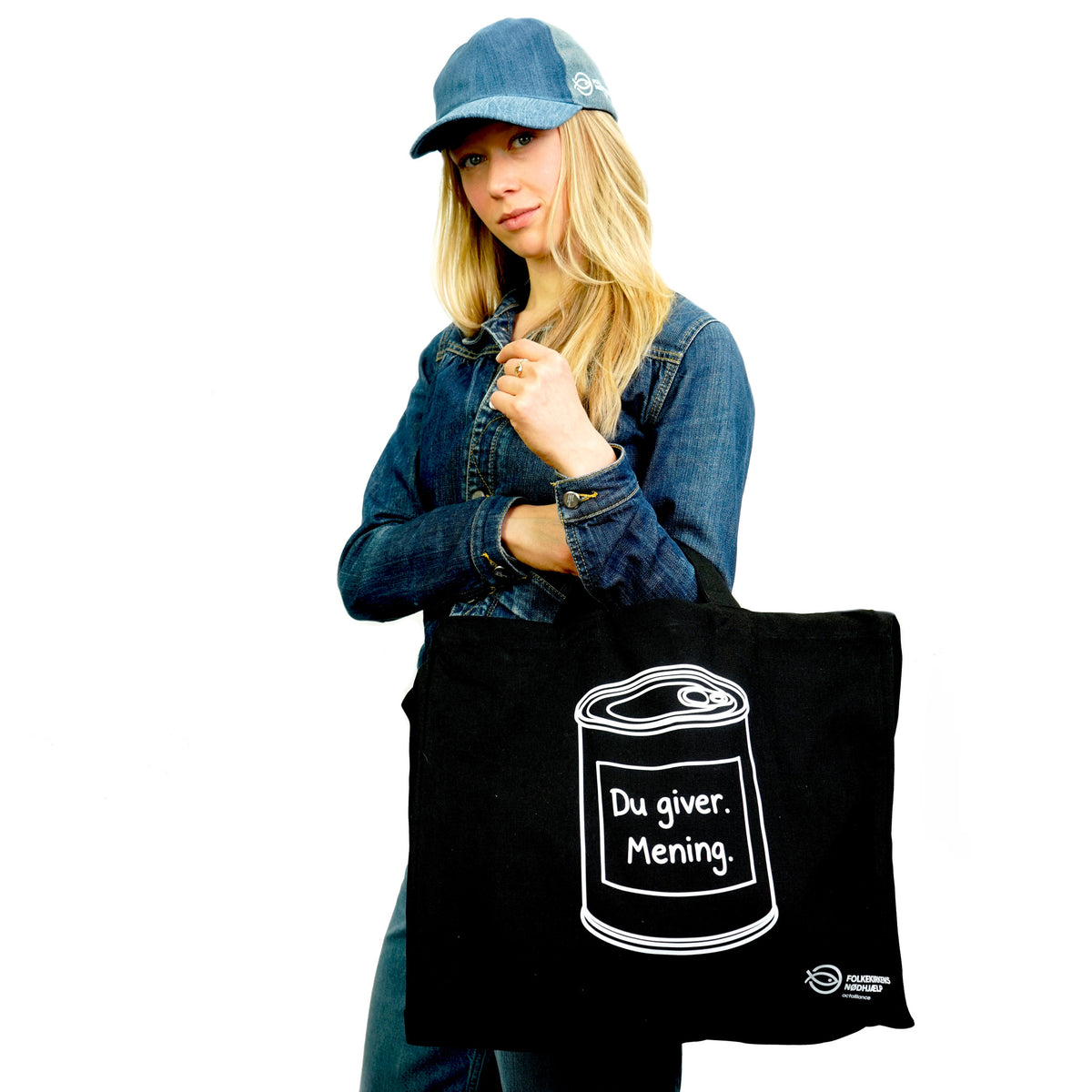 Ung kvinde iført upcyclet denimkasket med totebag båret på armen.