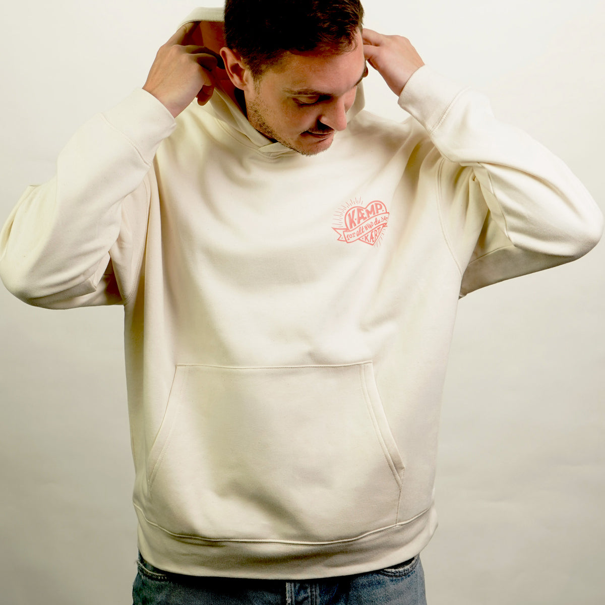 Kæmp for alt hvad du har Kært – Ung mand i hoodie fra Folkekirkens Nødhjælp 