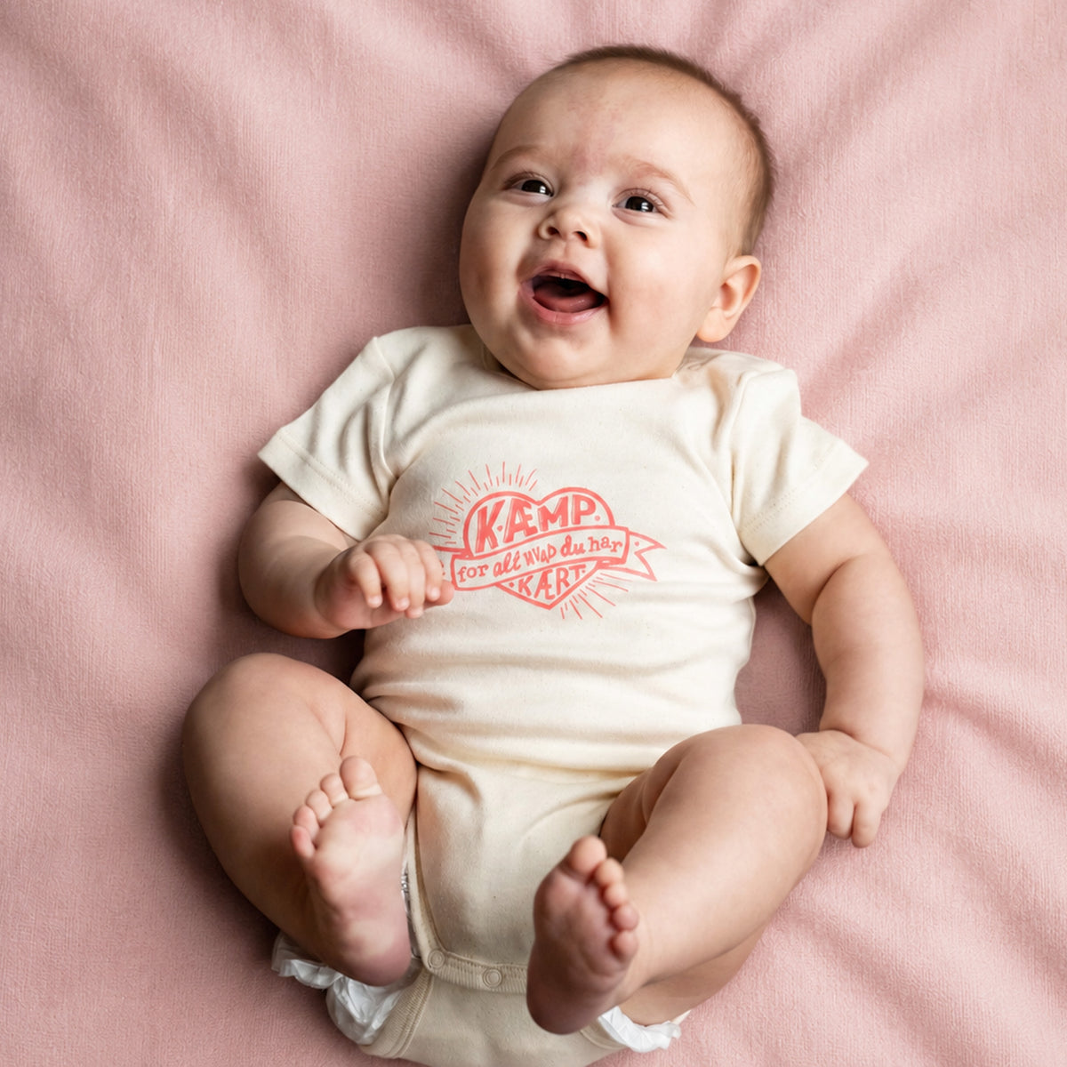Kæmp for alt hvad du har Kært – Babybody fra Folkekirkens Nødhjælp 