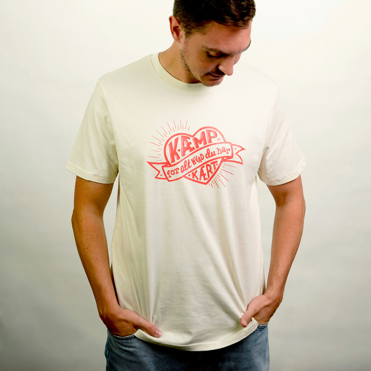 Kæmp for alt hvad du har Kært – Ung mand i t-shirt fra Folkekirkens Nødhjælp 